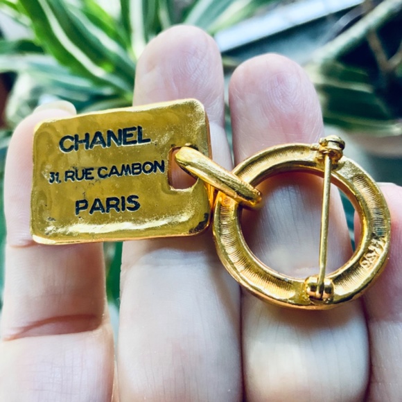 CHANEL VINTAGE BROOCH 31 RUE CAMBON CC LOGO TAG PIN Gold Plated - Code 11-33 - Picture 7 of 14